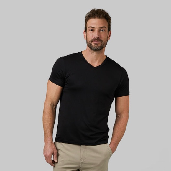 32 Degrees Other - 32 Degrees Cool Black V-Neck Athletic Tee NWOT